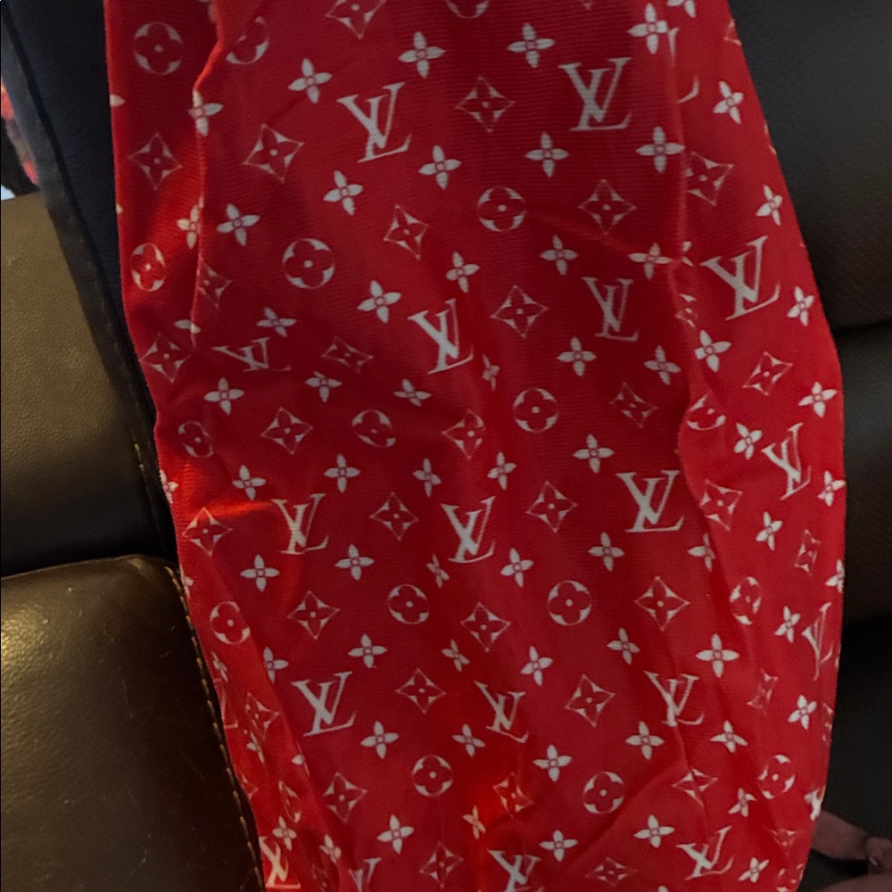 Red Designer style pet Sling Bag with harness connector safety strap - Picture 4 of 5